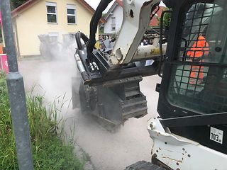 Viel schneller als klassischer Tiefbau: 200 Meter schafft die Trenchingmaschine am Tag.