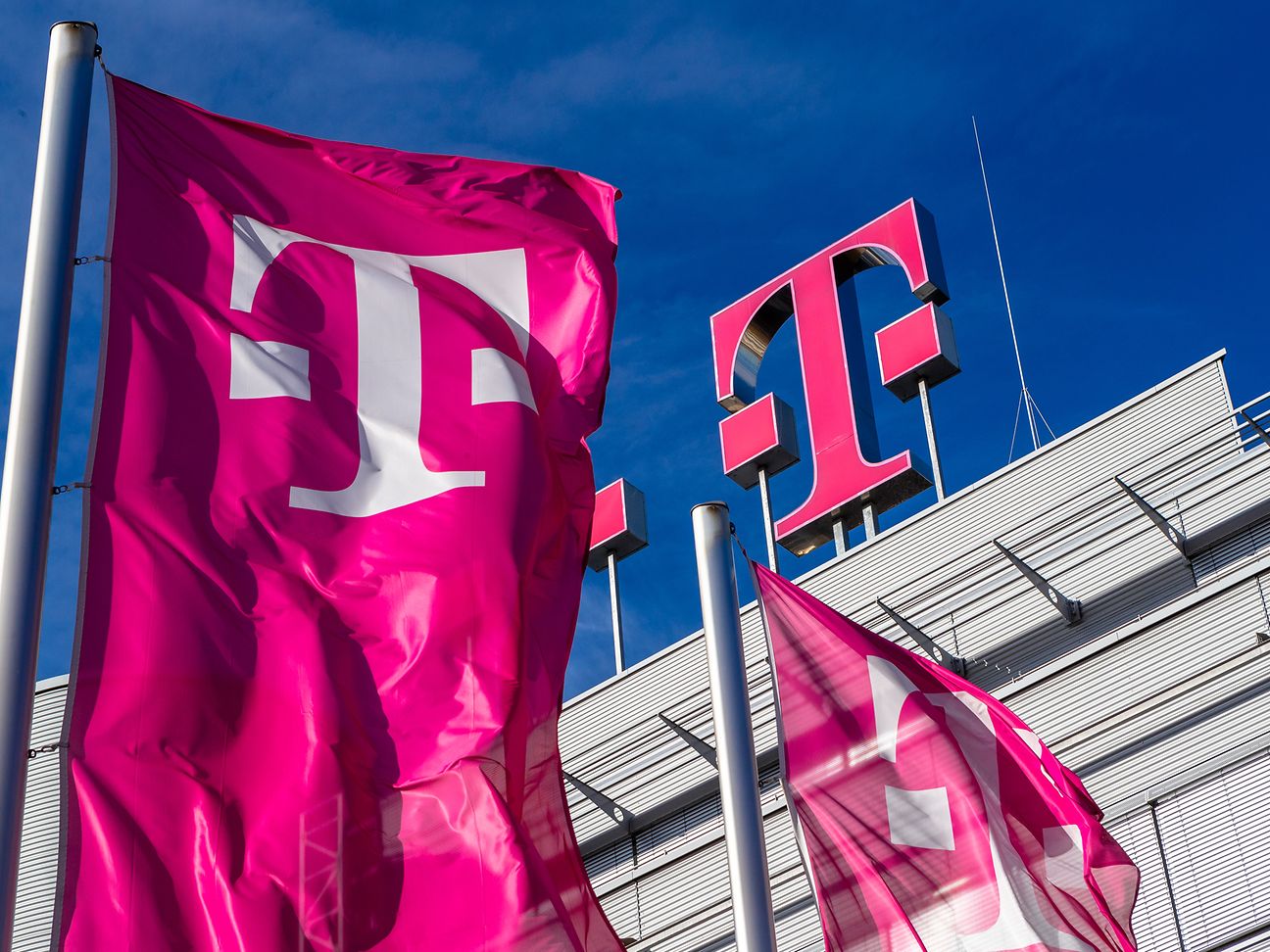 Telekom Logo auf dem Dach der Konzernzentrale in Bonn.