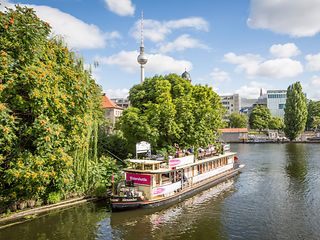 Ein Boot auf der Spree in Berlin