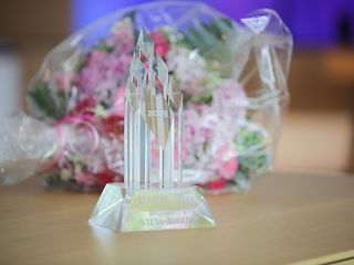 A coveted prize and only for women: A glass trophy and 3,000 euros for the best STEM thesis. 