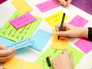 Employees who work on topics with the help of sticky notes