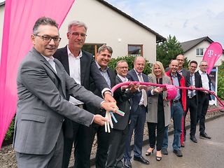 Bürgermeister Ralf Wörner (vierter von links) mit weiteren Vertretern des Landkreis Rems-Murr, der Gemeinde und der Telekom. 