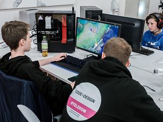 Schüler und eSportler testen ein Computerspiel.