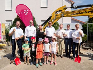 Landrat Dr. Rainer Haas und Bürgermeister Michael Makurath zusammen mit den Projektpartnern für den Glasfaserausbau.