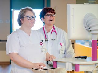 Schwester Nicole Clemens und Dr. med. Anneke Schoppe (r.) geben Daten ein.