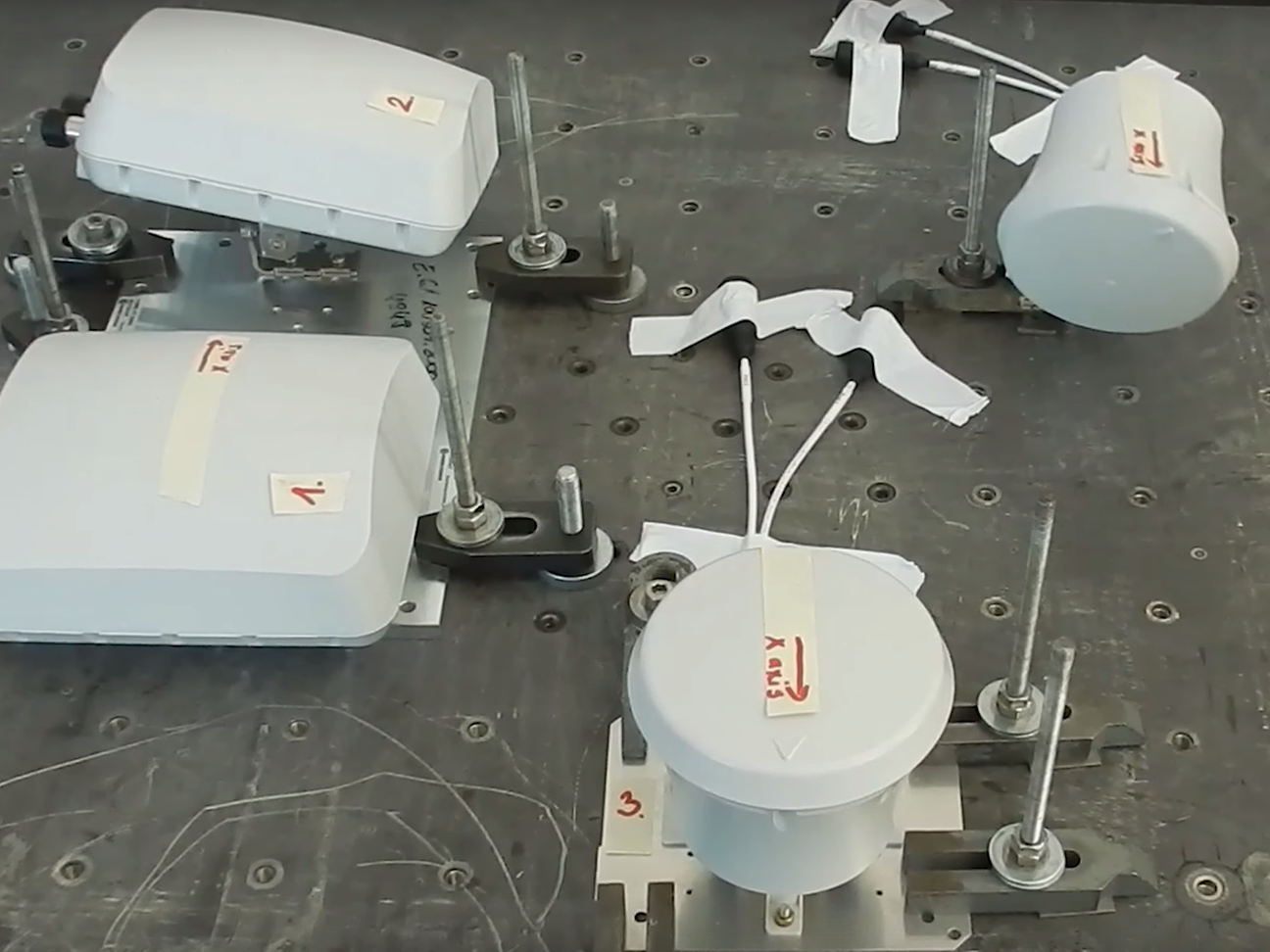 Je nach Anforderung gibt es die Small Cells in verschiedenen Ausprägungen – kreisrund, länglich oder quadratisch.