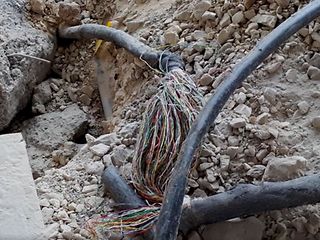 Dieses Kabel wurde vom Bagger auseinandergerissen und legte die Internetverbindung lahm.
