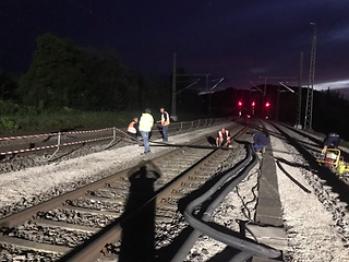Die Lösung: für die Dauer der Bauarbeiten wurden die Kabel direkt unter die Gleise geführt, um erneute Schäden zu vermeiden.