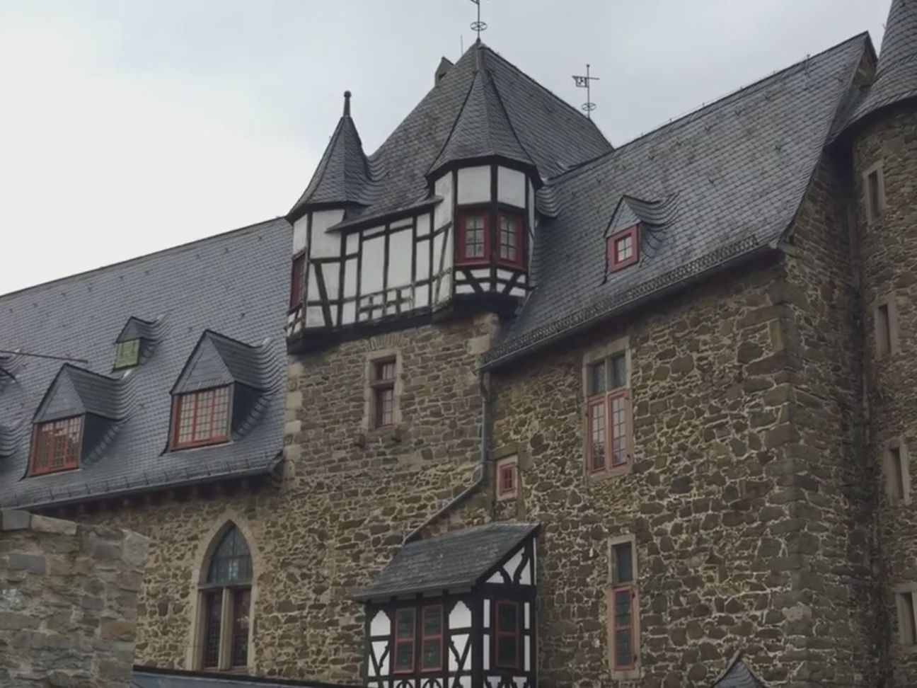 Derzeit verwandelt die Deutsche Telekom den 2G-Mobilfunk von Schloss Burg in eine moderne LTE -Anlage.