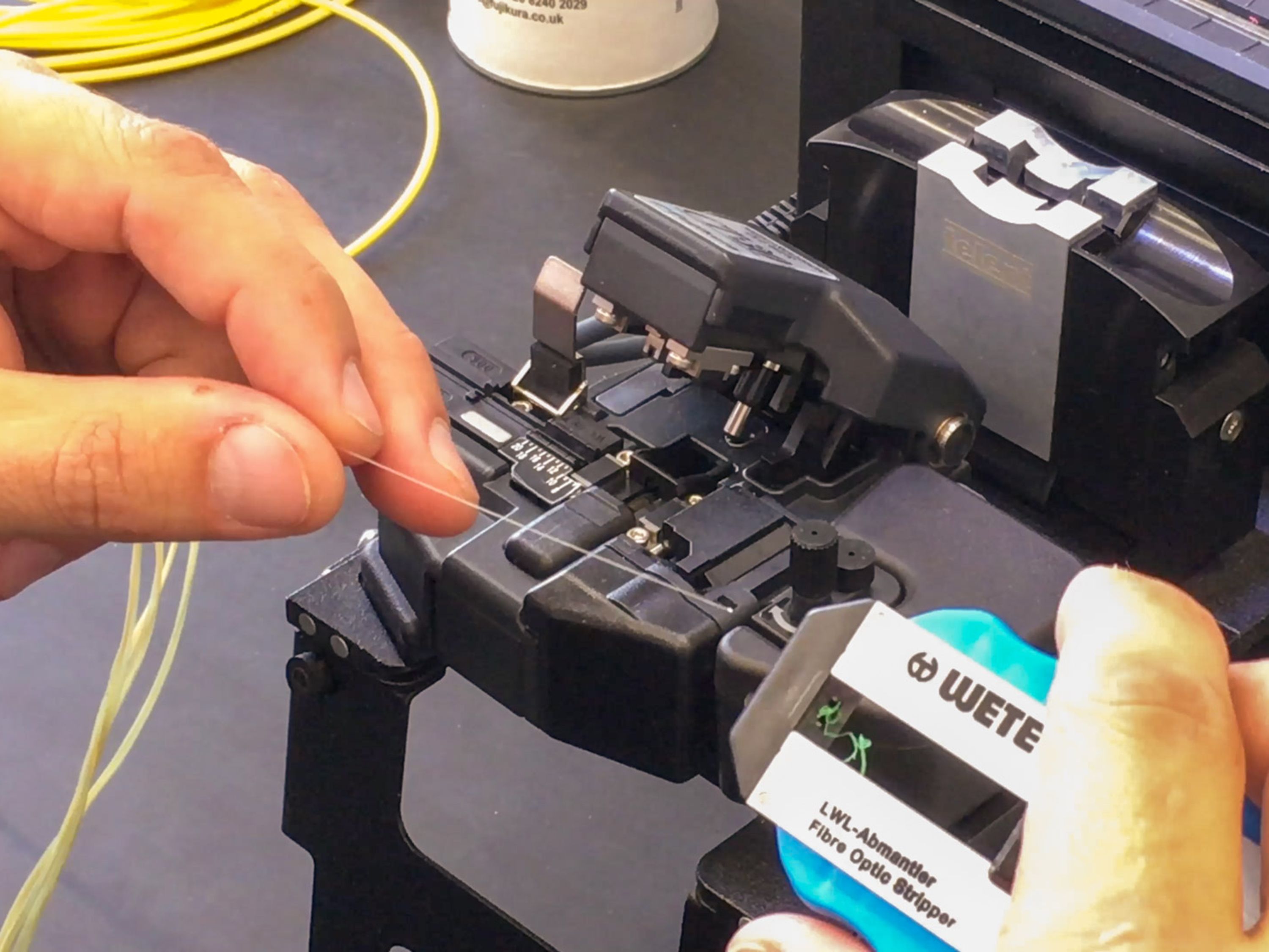 Hier lernen Techniker Glasfaser zu montieren Deutsche Telekom