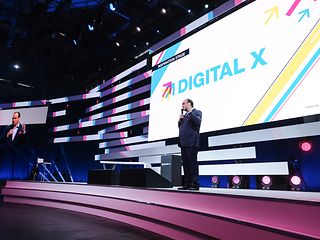 Hagen Rickmann, Geschäftsführer Geschäftskunden und Schirmherr der Initiative, eröffnet die DIGITAL X 2019 in Köln.