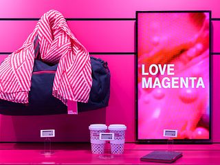 “Love Magenta Produkte in Wiens Flagship-Store.