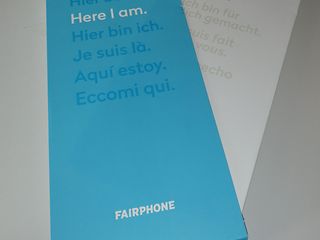 Das Fairphone und der Schraubenzieher in der Verpackung.