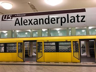 Eine Wagen der U-Bahn Linie 5 an Haltestelle Berlin-Alexanderplatz.