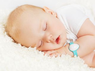 Baby mit einem Neebo Baby Sensor-Armband.