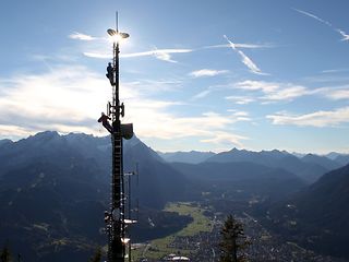 Arbeiten an einem Mobilfunkmast.