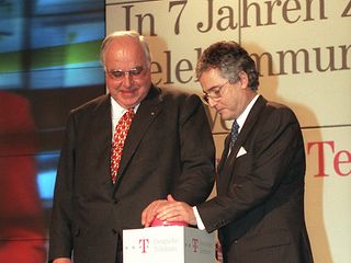 Bundeskanzler Helmut Kohl und Ron Sommer beim Festakt zum Abschluss des Aufbau Ost.