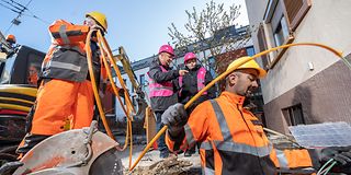 Die letzten Meter zum Kunden: Das Glasfaserkabel wird ins Haus gelegt. 