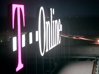 T-Online Logo auf dem Dach der T-Online Zentrale.