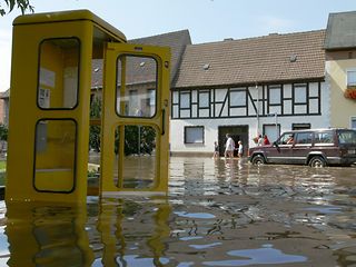 Überflutete Telefonzelle in Jeßnitz