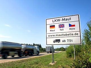 LKW-Maut Schild auf einer Autobahn