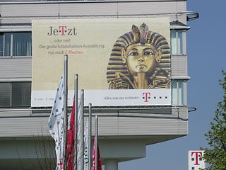 Plakat zur Tutanchamun Ausstellung an der Telekom Zentrale
