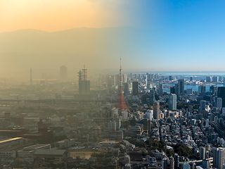 Städtische Landschaft in Smog gedeckt.