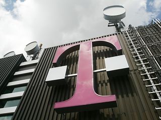 T-Logo auf dem Dach eines Telekom Gebäudes