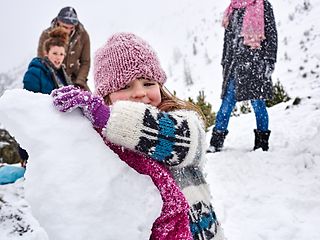 Spielende Kinder im Schnee