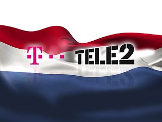 Fotomontage: Logo der Telekom und von Tele2 NL vor niederländischer Flagge