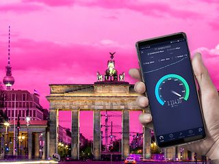 Fotomontage mit Brandenburger Tor und Smartphone im Vordergrund