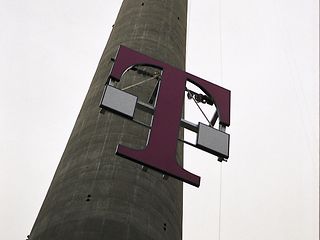 Installation of the "T" logo on the Cologne television tower.