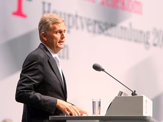 Kai-Uwe Ricke during his speech at the 2006 shareholders' meeting.