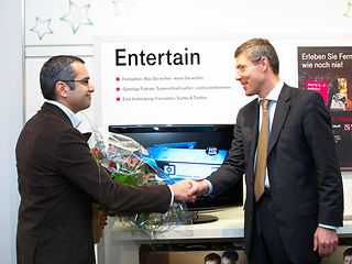 Presentation of a prize to the 100,000th "Entertain" customer.