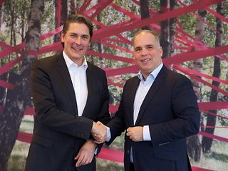 Uwe Nickl, CEO von Deutsche Glasfaser (links) und Dirk Wössner, Vorstand Telekom Deutschland.
