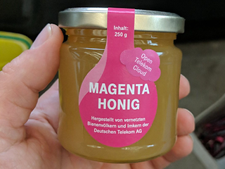 Glas Honig mit Beschriftung: Magenta Honig