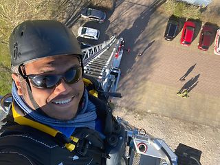 Stefan Keller sucht im Korb der Drehleiter die richtige Höhe für eine Anbindung der mobilen Funkstation.