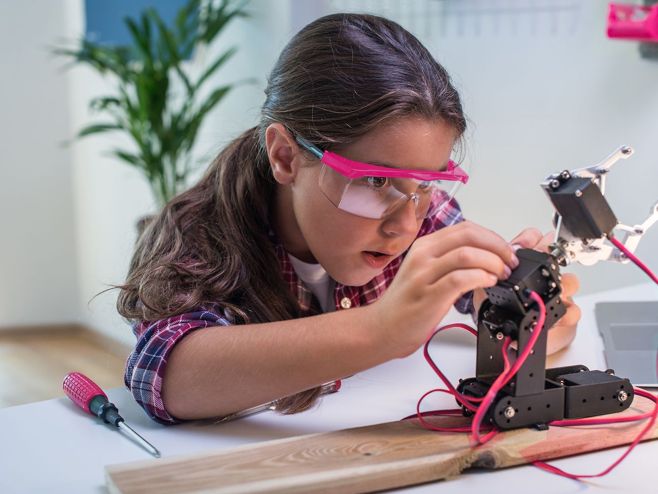 Digitalization and the factory of the future as an answer to lacking planning reliability and restructuring.