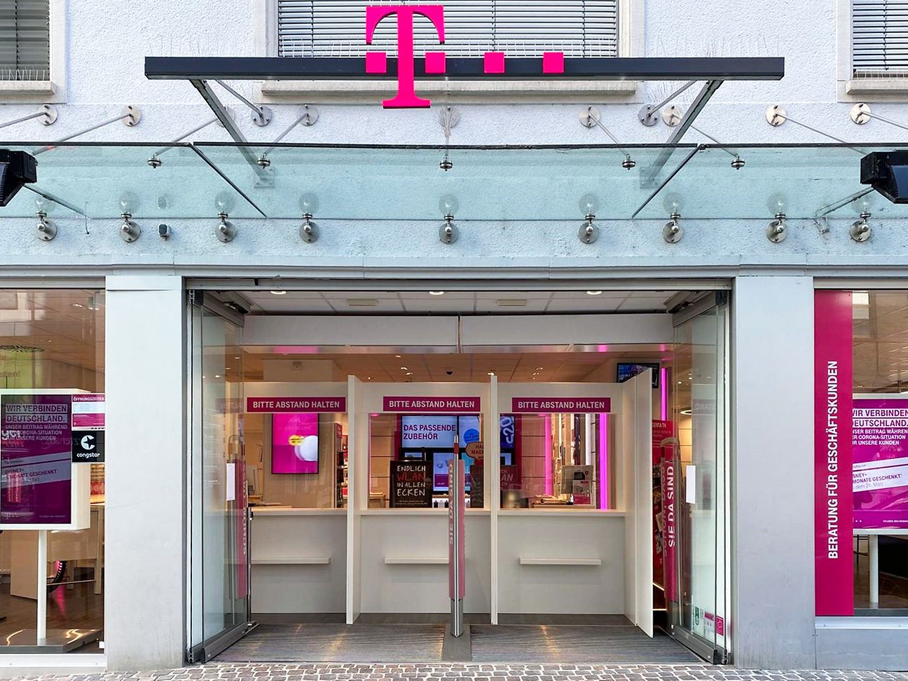 Eingang eines Telekom Shops.