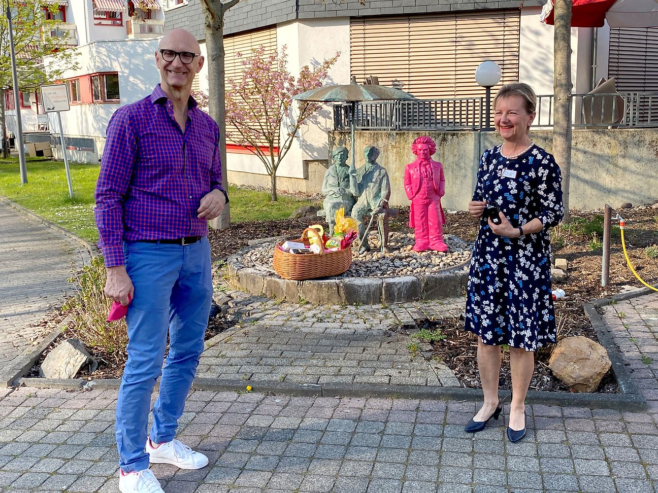 Susanne Littfinski vom Emmaus Altenheims hat von Tim Höttges persönlich bereits die ersten drei Geräte erhalten.