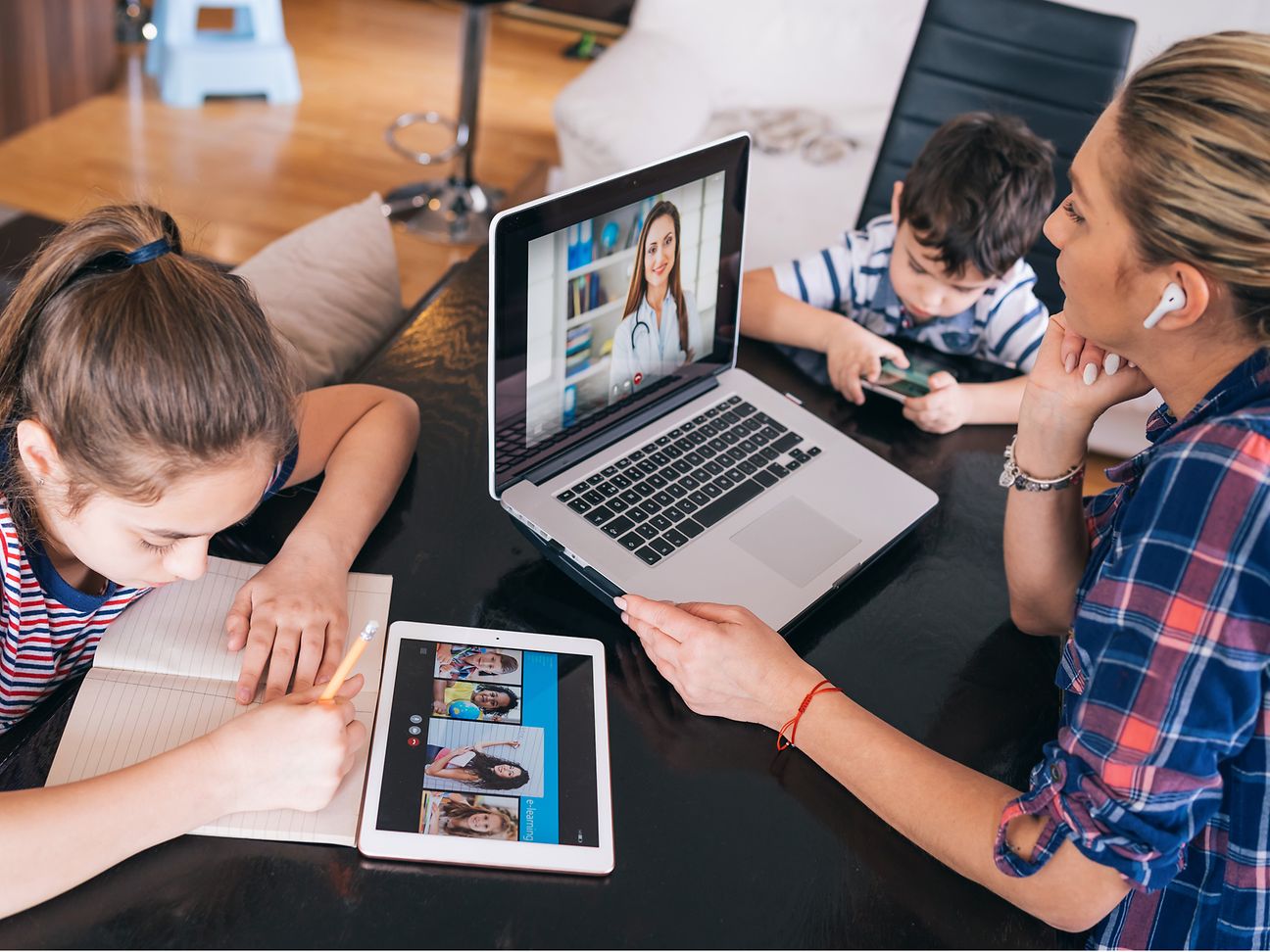 Szene Homeoffice und Homeschooling