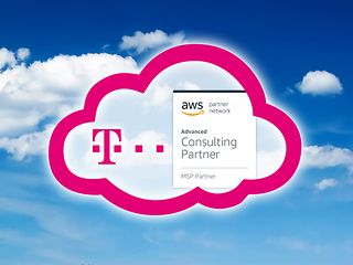 Das Bild zeigt eine magenta Wolke mit Amazon-Web-Service-Logo.