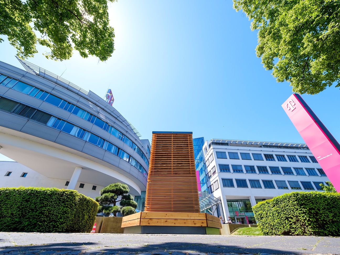 In front of Deutsche Telekom's headquarters, a CityTree ensures clean air.