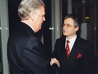 Vorstandsvorsitzende Helmut Ricke (links) und Ron Sommer im Mai 1995.