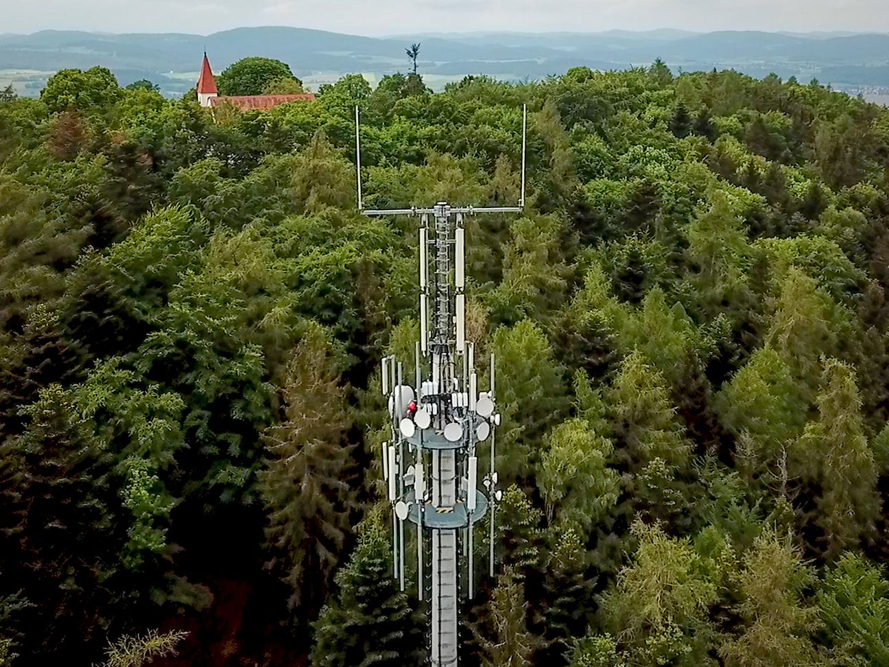 BI_20200617_5G-Einschaltung-Antenne-Berg-mitte
