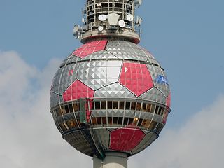 Der Fernsehturm am Alexanderplatz mit einer magenta-silbener Fußball verkleideten Kanzel.