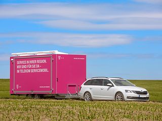 Das Servicemobil mit Zugfahrzeug und magentafarbenem Anhänger auf der Fahrt nach Boppard in Rheinland-Pfalz.