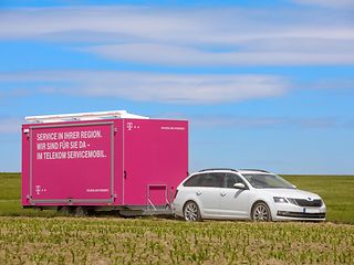 Das Servicemobil mit Zugfahrzeug und magentafarbenem Anhänger auf der Fahrt nach Boppard in Rheinland-Pfalz.