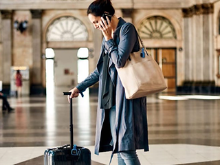 Thanks to a GPS tracker and matching app, you can now track your bags on your smartphone.