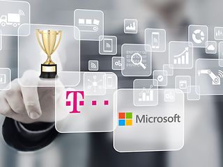 Das Bild zeigt verschiedene Piktogramme aus der IT-Welt, einen Gewinnerpokal sowie Logos von Microsoft und der Telekom.
